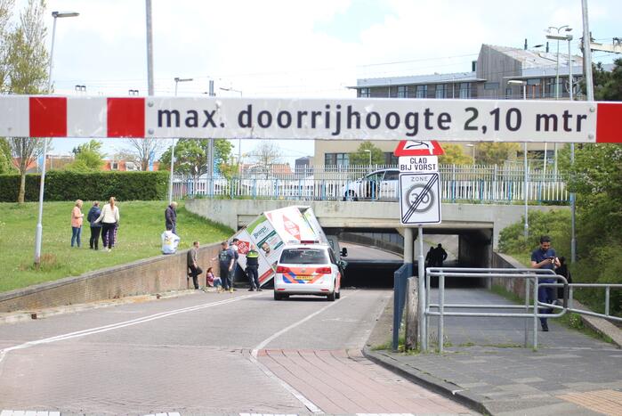 Bestelwagen botst op spoorviaduct