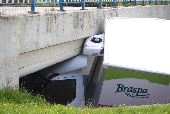 Bestelwagen botst op spoorviaduct