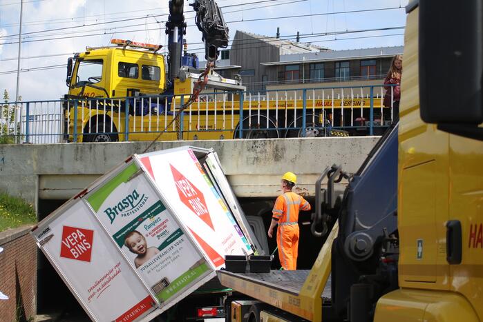 Bestelwagen botst op spoorviaduct