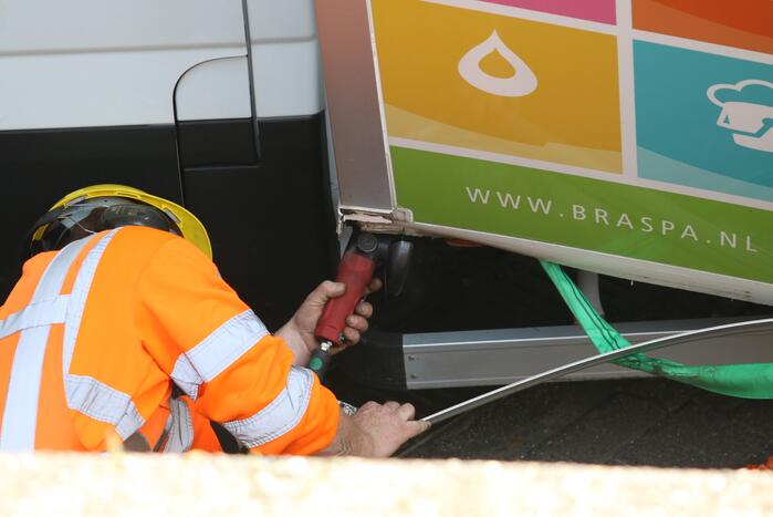 Bestelwagen botst op spoorviaduct