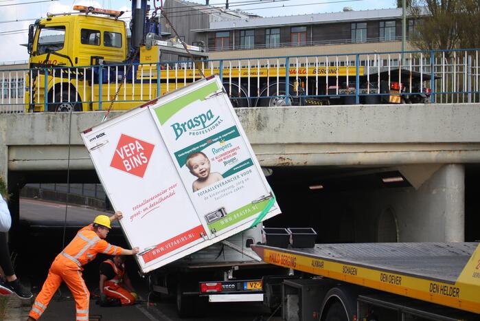 Bestelwagen botst op spoorviaduct
