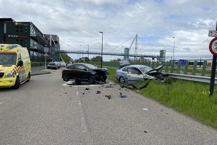 Veel schade bij flinke crash