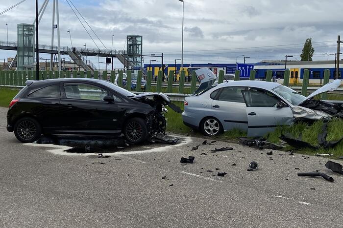 Veel schade bij flinke crash