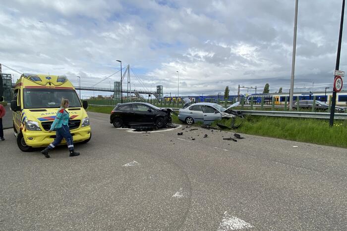 Veel schade bij flinke crash