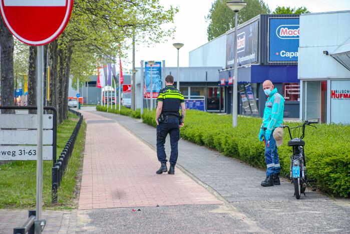 Scooterrijder onderuit op fietspad