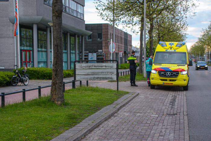 Scooterrijder onderuit op fietspad