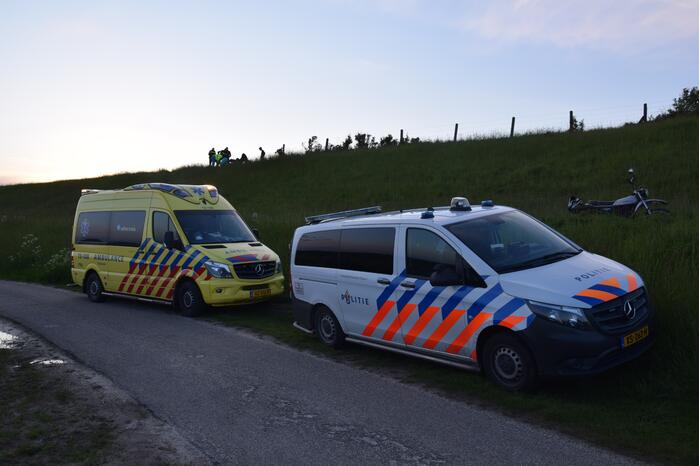 Motorrijder gewond na val op dijk