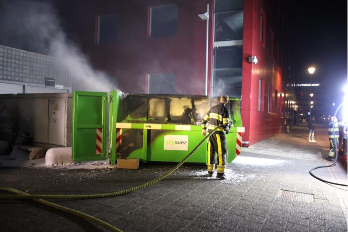 Bouwcontainer vol papier vat vlam