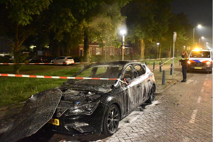 Geparkeerde auto volledig uitgebrand