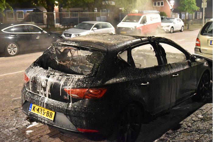 Geparkeerde auto volledig uitgebrand