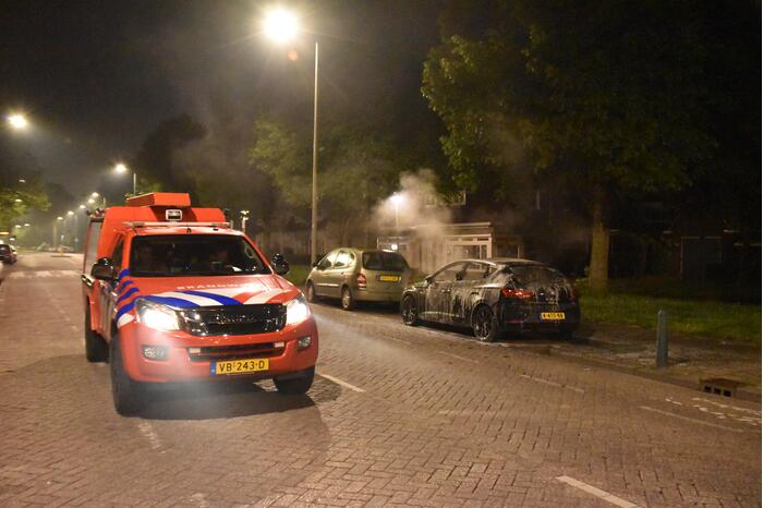 Geparkeerde auto volledig uitgebrand