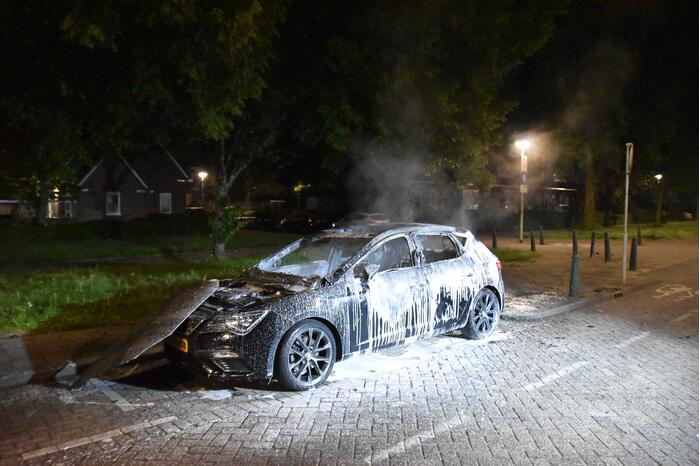 Geparkeerde auto volledig uitgebrand