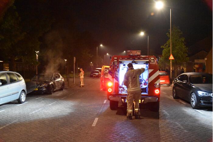 Geparkeerde auto volledig uitgebrand