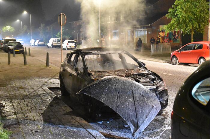 Geparkeerde auto volledig uitgebrand