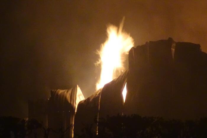 Twee schuren met fruitkisten verwoest door brand