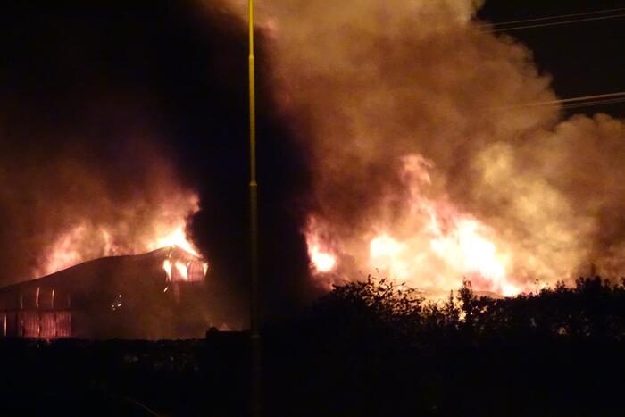 Twee schuren met fruitkisten verwoest door brand