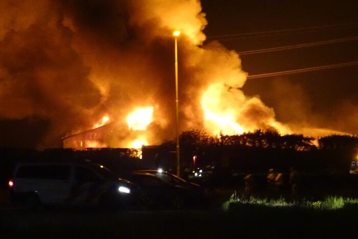 Twee schuren met fruitkisten verwoest door brand