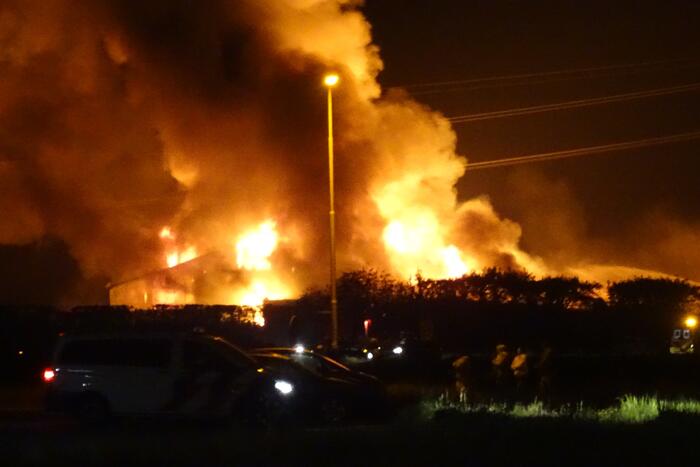 Twee schuren met fruitkisten verwoest door brand