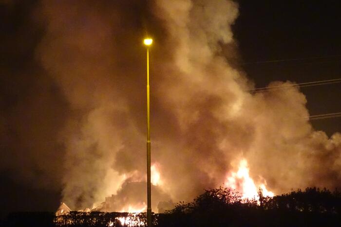 Twee schuren met fruitkisten verwoest door brand