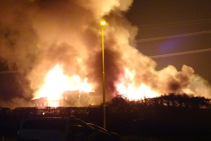 Twee schuren met fruitkisten verwoest door brand