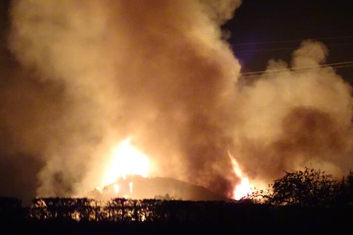 Twee schuren met fruitkisten verwoest door brand