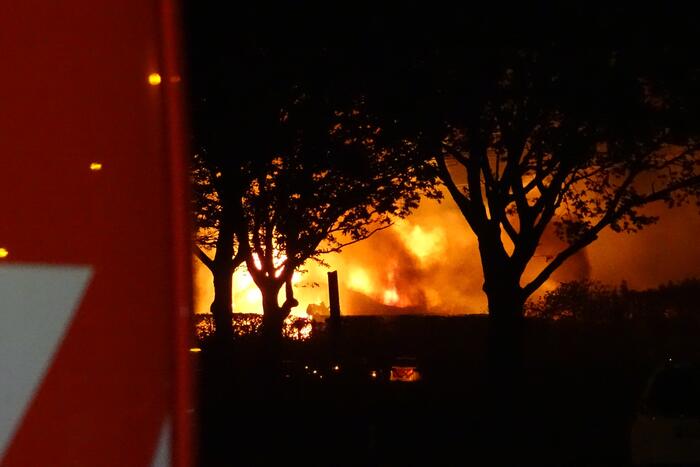 Twee schuren met fruitkisten verwoest door brand