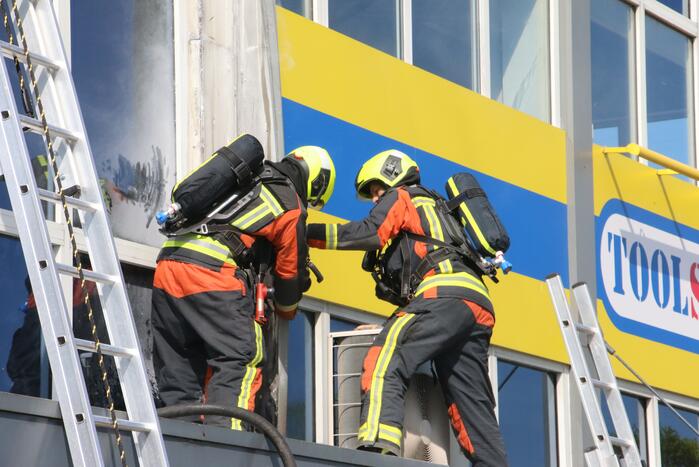 Brand in spouwmuur bij dakwerkzaamheden Toolstation