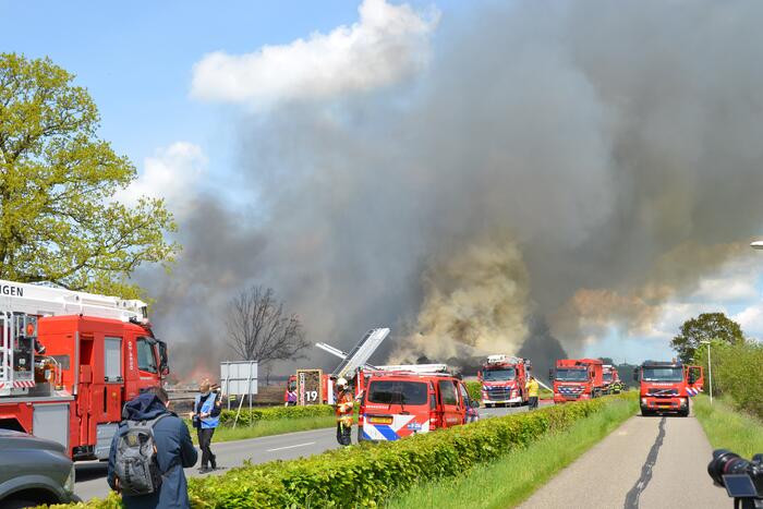 Brand op dak van pand zorgt voor enorme rookwolken