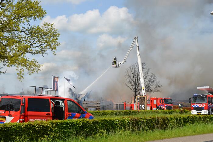 Brand op dak van pand zorgt voor enorme rookwolken