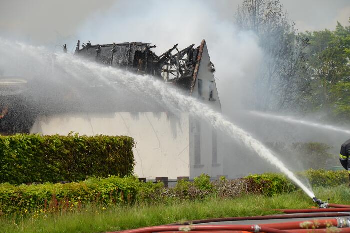 Brand op dak van pand zorgt voor enorme rookwolken