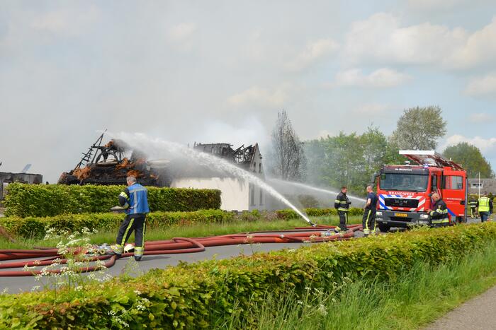 Brand op dak van pand zorgt voor enorme rookwolken