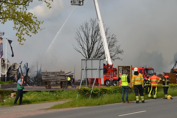 Brand op dak van pand zorgt voor enorme rookwolken