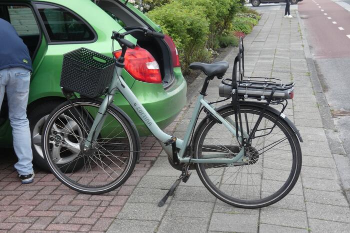 Fietser en personenauto met elkaar in botsing
