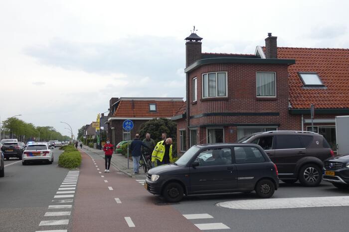 Fietser en personenauto met elkaar in botsing