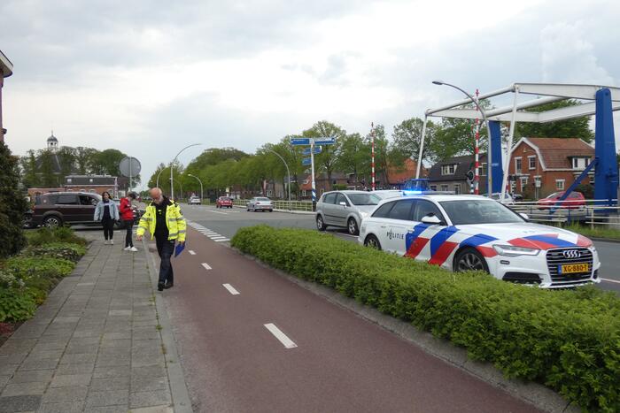 Fietser en personenauto met elkaar in botsing
