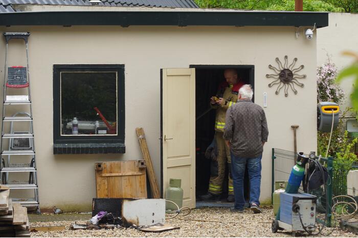 Kast in schuur vat vlam