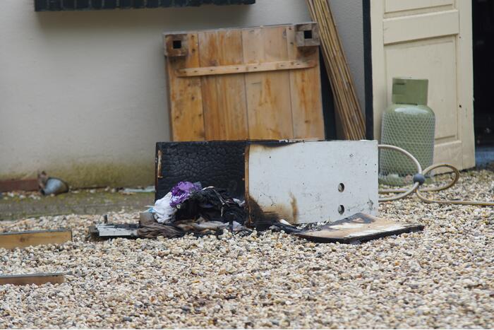 Kast in schuur vat vlam