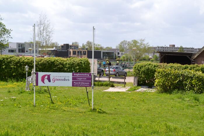 Brandweer bevrijdt paard Zorgmanege Grenzeloos