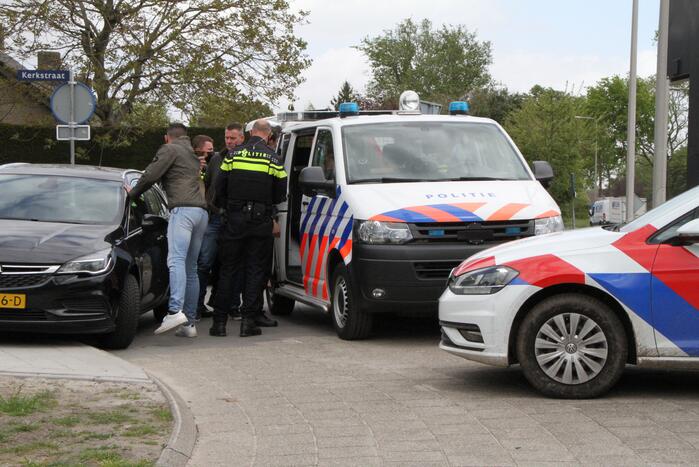 Man uit woning gehaald en aangehouden