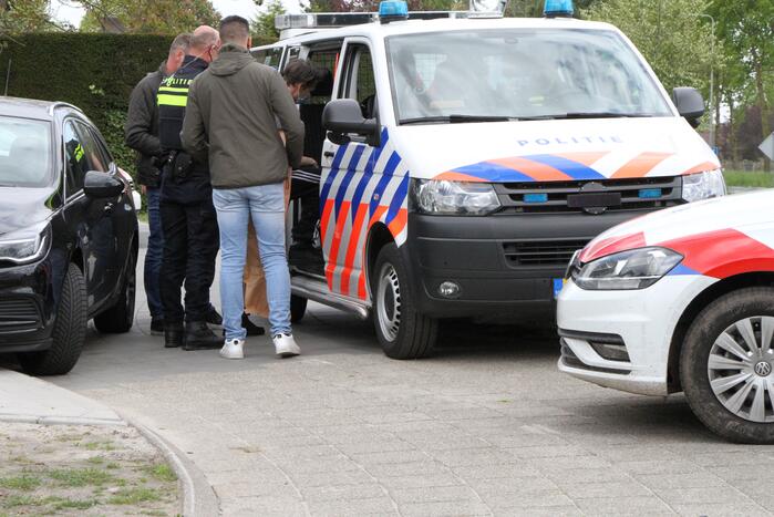 Man uit woning gehaald en aangehouden