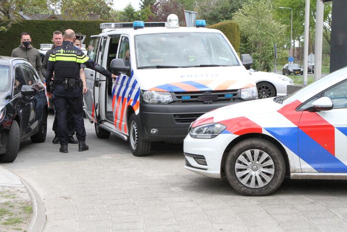 Man uit woning gehaald en aangehouden