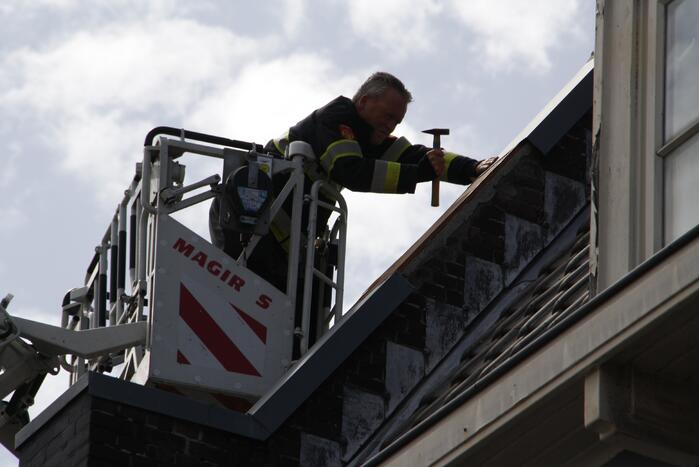 Dakbedekking waait los van pand