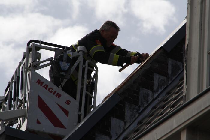 Dakbedekking waait los van pand