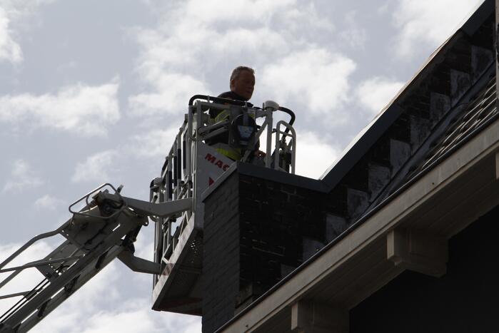 Dakbedekking waait los van pand