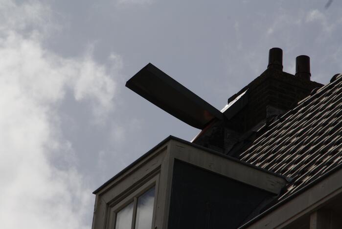 Dakbedekking waait los van pand