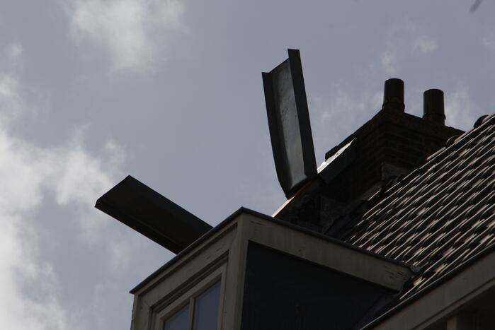 Dakbedekking waait los van pand