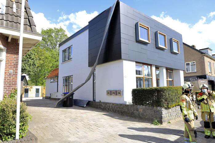 Dakrand komt los door harde wind