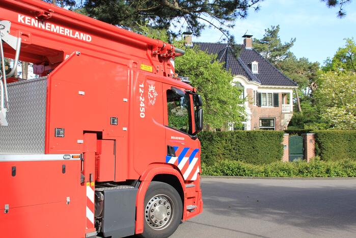 Brandweer zet schoorsteenkap terug