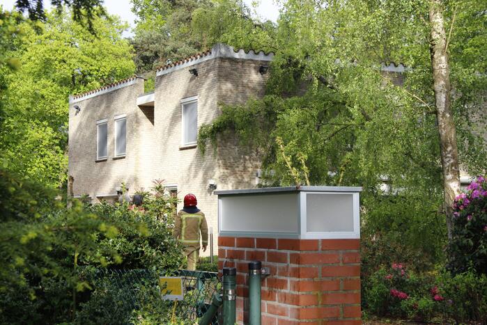 Boom waait om tegen woning