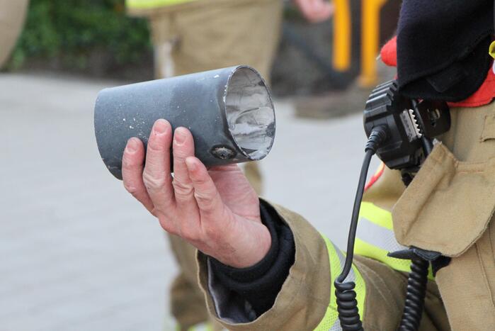 Stuk schoorsteen raakt los door harde wind